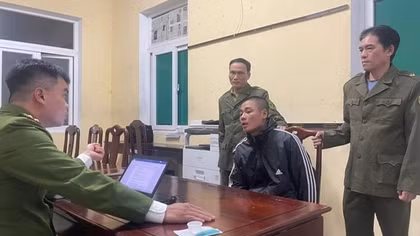 Bắt đối tượng dùng rựa chém người tới tấp tại quán cà phê