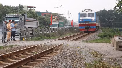 Hà Nội quyết tâm xóa bỏ lối đi tự mở qua đường sắt, bảo đảm ATGT