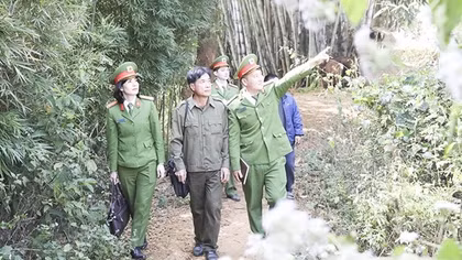 Cho bản làng yên vui