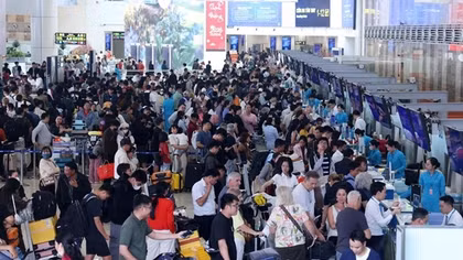 Khách qua sân bay Nội Bài chạm mốc kỷ lục trong ngày mùng 6 Tết