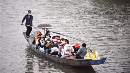 Xuồng điện ở chùa Hương và bài toán giữa du lịch xanh với giá trị truyền thống