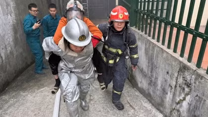 Cảnh sát phòng cháy giải cứu 2 người bị mắc kẹt ra ngoài