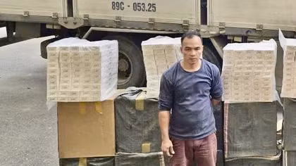 Phát hiện xe ô tô vận chuyển 12.500 bao thuốc lá lậu trên Quốc lộ 1A
