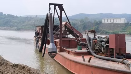 Lào Cai: Khởi tố 3 đối tượng tổ chức khai thác cát trái phép trên sông Hồng