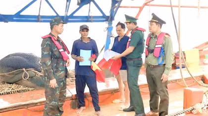 Nỗ lực ngăn chặn khai thác thủy sản bất hợp pháp tại vùng biển cực Nam Tổ quốc