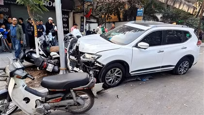 Ô tô tông nhiều xe máy ở Hà Nội, 1 người bị thương