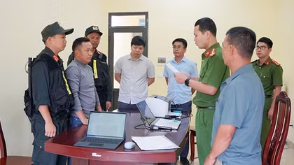 Khởi tố đối tượng rao bán thuốc nam "dởm" trên mạng xã hội