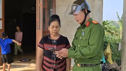 Công an xã miền núi ở Huế nỗ lực giúp dân tích hợp tài khoản an sinh xã hội trên VNeiD