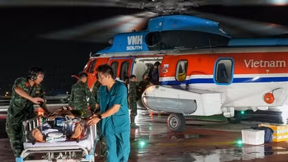 Dùng trực thăng đưa 2 bệnh nhân từ Trường Sa về đất liền điều trị