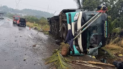 Xe khách lật trên quốc lộ 14 làm 1 người chết và 2 người bị thương