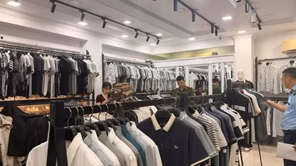 Thu giữ gần 500 sản phẩm nghi giả nhãn hiệu thời trang quốc tế