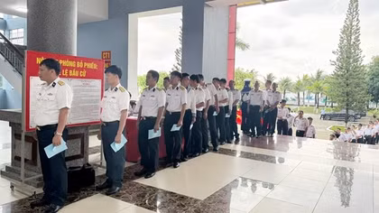 Cử tri thuộc Lữ đoàn 127 Vùng 5 Hải quân bỏ phiếu bầu cử sớm