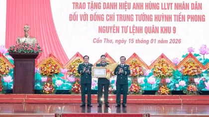 Trao danh hiệu Anh hùng LLVTND tặng Trung tướng Huỳnh Tiền Phong