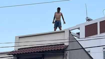 Đối tượng nghi "ngáo đá" cầm kéo leo mái nhà, hủy hoại tài sản người dân