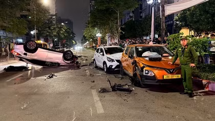 Hiện trường Lexus lật ngửa sau khi tông liên hoàn 5 xe lúc nửa đêm