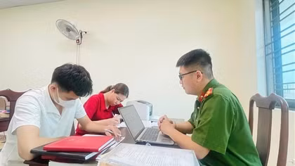 Vận động 2 đối tượng trốn truy nã tại Angola về nước đầu thú