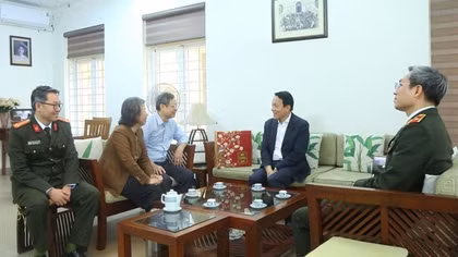 Bộ trưởng Lương Tam Quang chúc Tết, tri ân, thăm hỏi thân nhân gia đình các đồng chí cố lãnh đạo Bộ