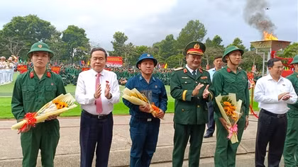 Chủ tịch Quốc hội Trần Thanh Mẫn dự lễ giao nhận quân ở TP Hồ Chí Minh