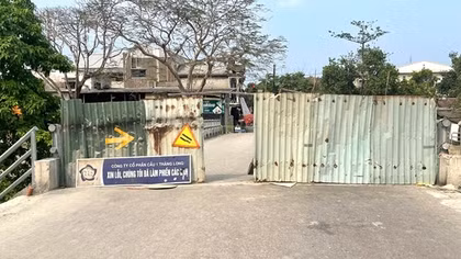 Huế: Cầu xây xong nhưng vẫn phải rào chắn vì... chờ đường