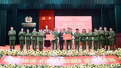 Giao lưu văn nghệ, trao tặng sách xây dựng “Tủ sách hướng thiện”