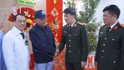 Cục Kế hoạch và tài chính tặng quà các bệnh nhân có hoàn cảnh khó khăn