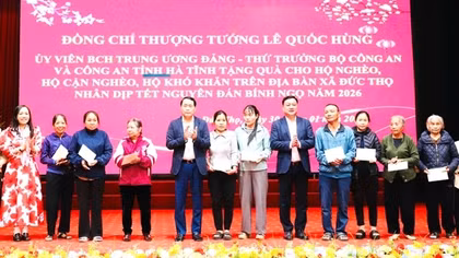 Thứ trưởng Lê Quốc Hùng tặng quà tết cho các hộ nghèo tại Hà Tĩnh