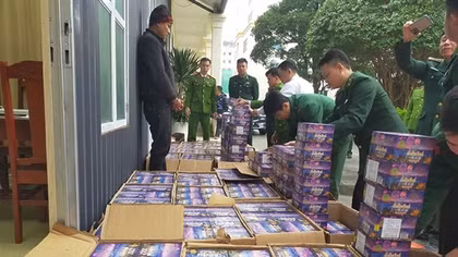 Vận chuyển hơn 1 tấn pháo lậu từ Lào về Việt Nam