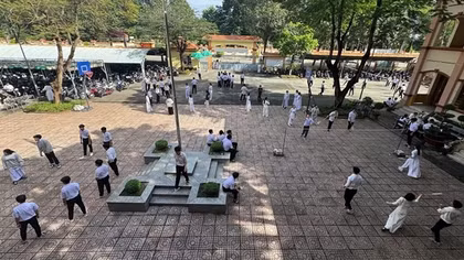 Hạn chế điện thoại trong giờ ra chơi nhằm tạo không gian học đường bổ ích cho học sinh