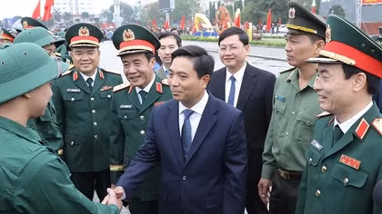 Thanh niên xứ Thanh náo nức nhập ngũ, nhiều tân binh là nữ cử nhân