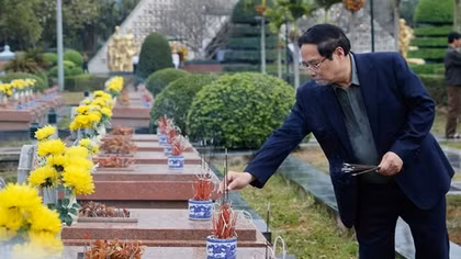Thủ tướng dâng hương tưởng niệm Chủ tịch Hồ Chí Minh và các Anh hùng, liệt sĩ tại Điện Biên