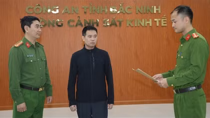 Khởi tố chủ cơ sở sản xuất số lượng lớn giấm ăn giả bằng axit và nước
