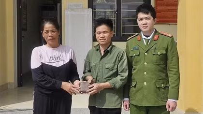 Công an xã kịp thời xác minh, trao trả tài sản cho người dân