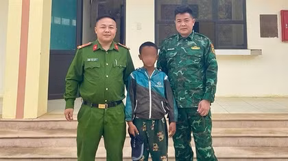Bỏ nhà đi tìm mẹ, bé trai người Lào được Công an Việt Nam hỗ trợ về quê hương