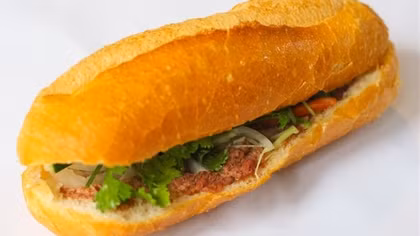 Điều tra nguyên nhân 19 người phải nhập viện sau khi ăn bánh mì
