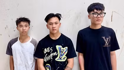 Kịp thời bắt giữ nhóm thanh thiếu niên mang hung khí đập phá nhà dân trong đêm