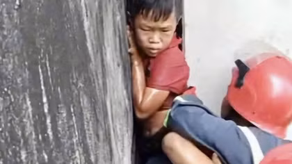 20 phút nghẹt thở giải cứu bé trai mắc kẹt giữa vách 2 căn nhà