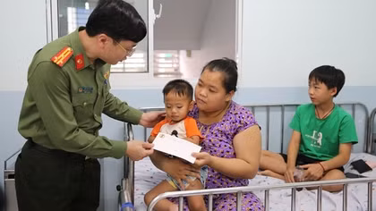 Công an Cửa khẩu Cảng HKQT Tân Sơn Nhất tặng quà cho các bệnh nhi khó khăn