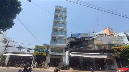 Nam thanh niên thoát chết sau khi nhảy lầu từ tầng 7
