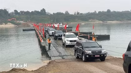 Thông xe cầu phao Đoan Hùng bắc qua sông Lô, phục vụ nhân dân đi lại dịp Tết