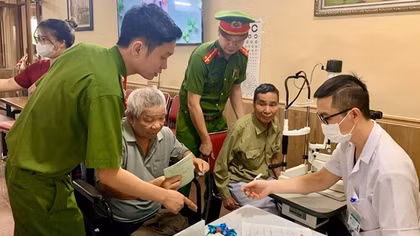 Hàng trăm người có công, gia đình chính sách xã Yên Bài được khám bệnh miễn phí