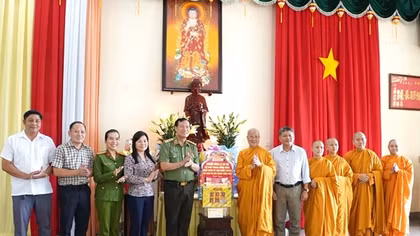 Thượng tướng Lê Tấn Tới thăm, chúc Tết và tặng quà các cơ sở thờ tự, chức sắc tôn giáo ở Tây Ninh
