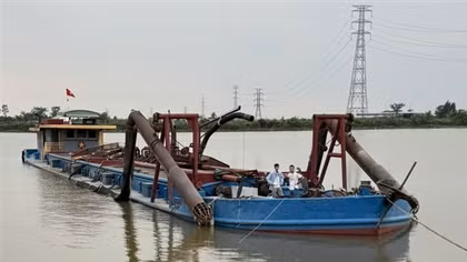 Tìm chủ chiếc tàu khai thác cát trái phép trên sông Hồng