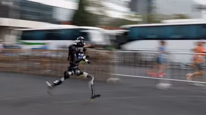 Robot đánh bại con người tại giải bán marathon Bắc Kinh
