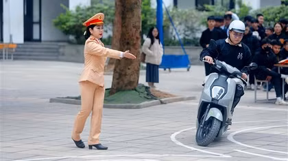 Học sinh Hà Nội được trang bị kiến thức ATGT và phòng cháy