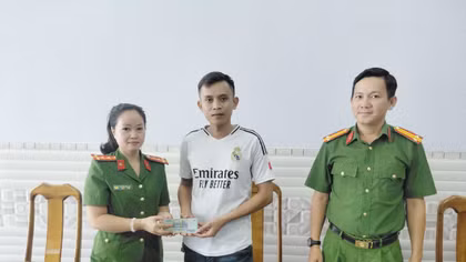 Công an xã hỗ trợ người dân nhận lại trên 41 triệu chuyển nhầm