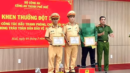 Khen thưởng tài xế Grab và 2 CSGT truy bắt kẻ trộm