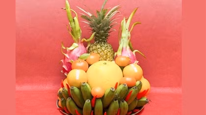 Bồng ông Phúc vào nhà...