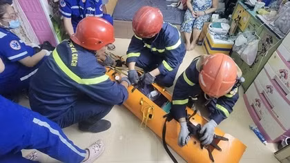 Cảnh sát cứu hộ người đàn ông nguy kịch từ tầng 2 căn nhà