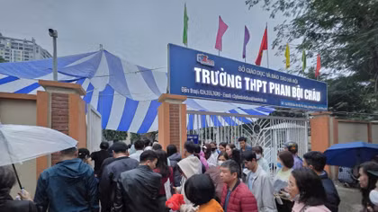 Hà Nội yêu cầu Trường THPT Phan Bội Châu hoàn trả phí ghi danh vào lớp 10