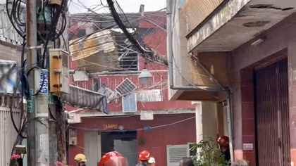 Nhà trong hẻm bốc cháy lan sang nhiều nhà dân xung quanh